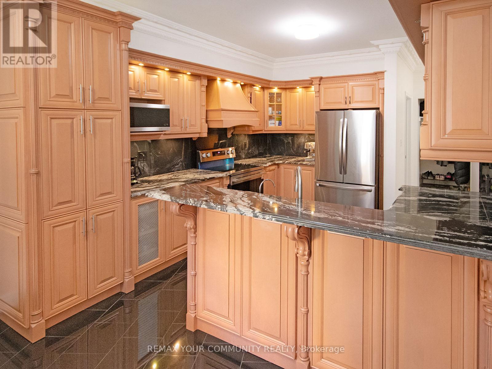 563 Mulock Court, Newmarket, Ontario  L3Y 5H1 - Photo 4 - N12937944