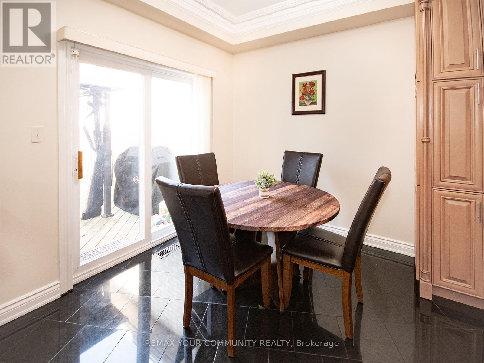 563 Mulock Court, Newmarket, Ontario  L3Y 5H1 - Photo 5 - N12937944