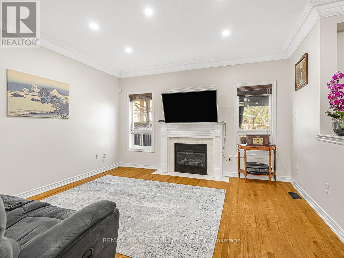 563 Mulock Court, Newmarket, Ontario  L3Y 5H1 - Photo 6 - N12937944