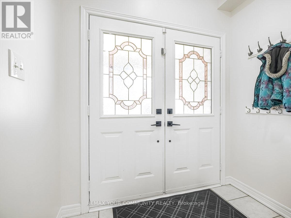 563 Mulock Court, Newmarket, Ontario  L3Y 5H1 - Photo 9 - N12937944