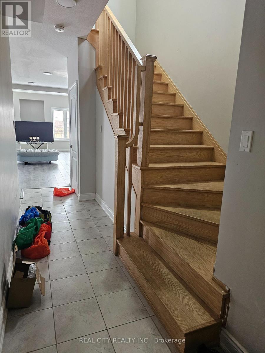 132 Sunset Way, Thorold, Ontario  L0S 1A0 - Photo 2 - X12937950