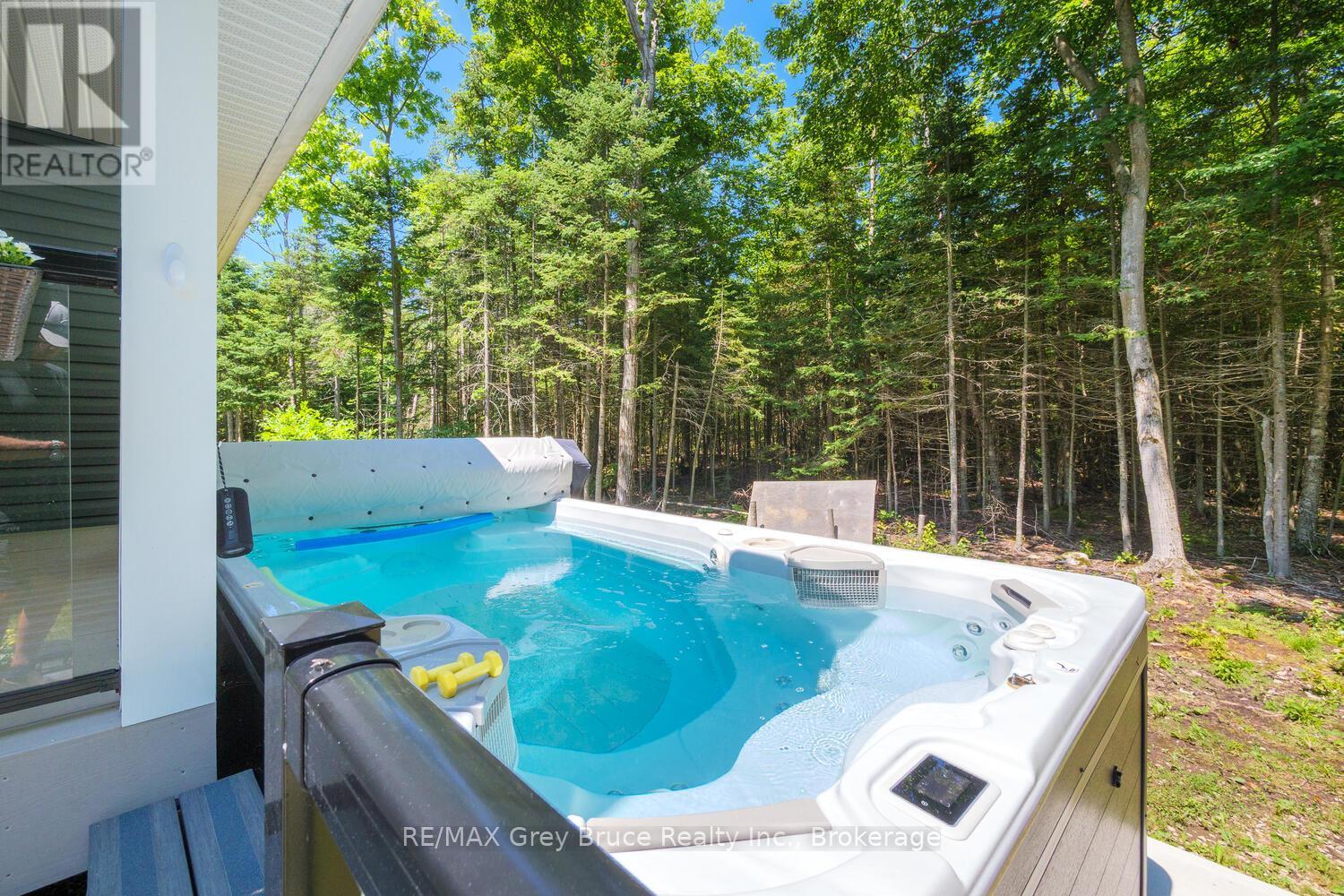110 Maple Golf Crescent, Northern Bruce Peninsula, Ontario  N0H 2R0 - Photo 15 - X12937998