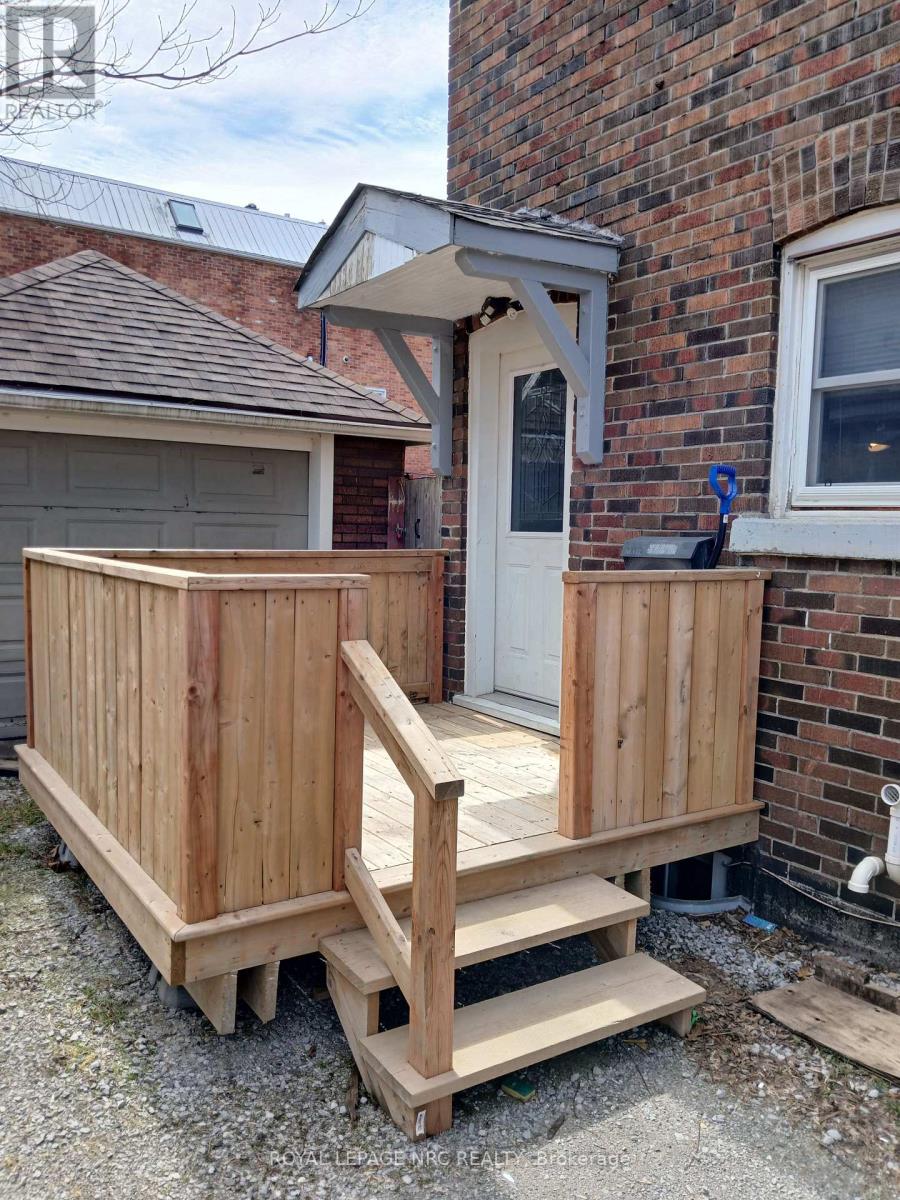 Upper Unit - 10 Beech Street, St. Catharines, Ontario  L2R 2B5 - Photo 2 - X12937978