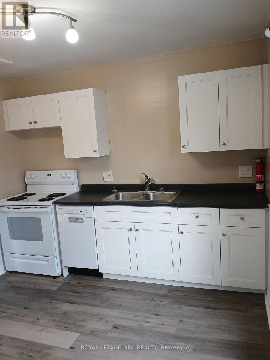 Upper Unit - 10 Beech Street, St. Catharines, Ontario  L2R 2B5 - Photo 3 - X12937978