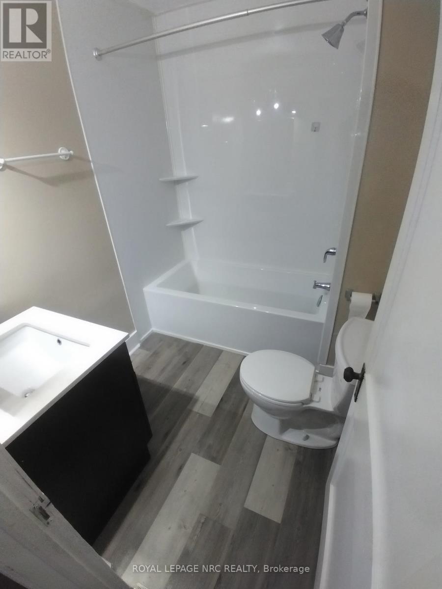 Upper Unit - 10 Beech Street, St. Catharines, Ontario  L2R 2B5 - Photo 6 - X12937978