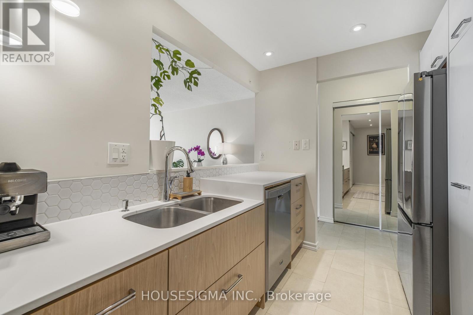 438 - 22 Southport Street, Toronto, Ontario M6S 4Y9 - Photo 6 - W12937982