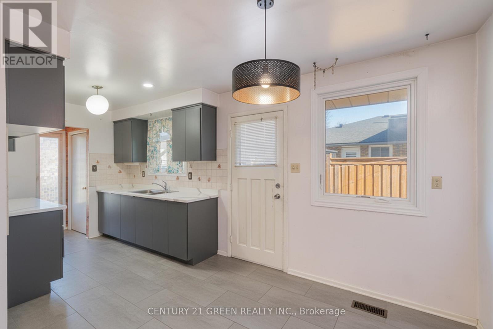 729 West 5th Street, Hamilton, Ontario  L9C 3R3 - Photo 14 - X12937976