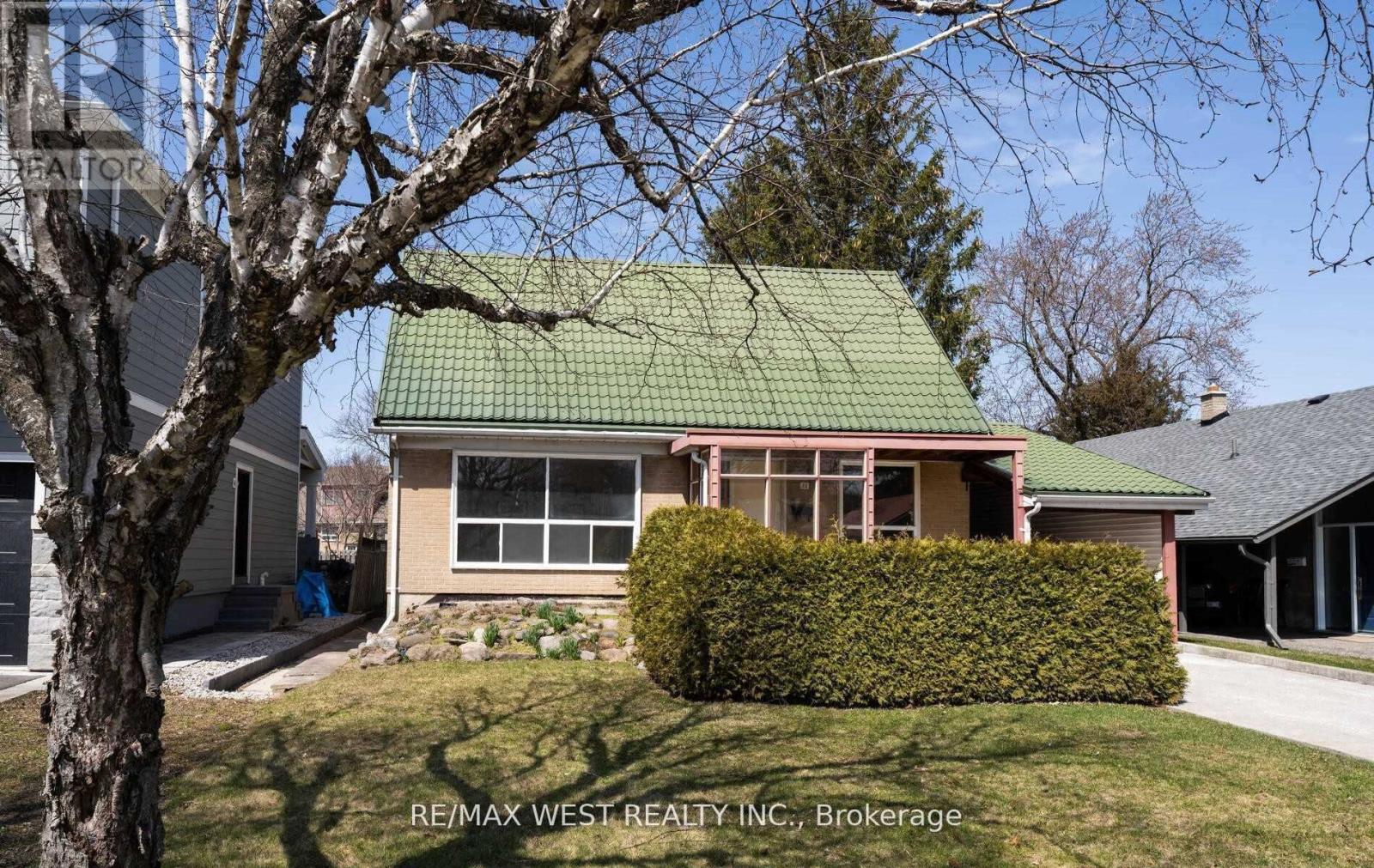 32 BROADLEAF ROAD, Toronto, Ontario
