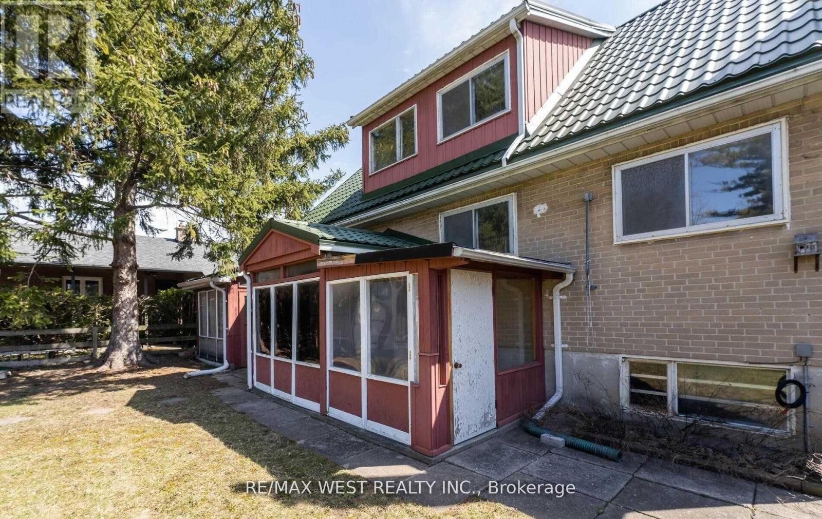 32 Broadleaf Road, Toronto, Ontario  M3B 1C2 - Photo 20 - C12936244