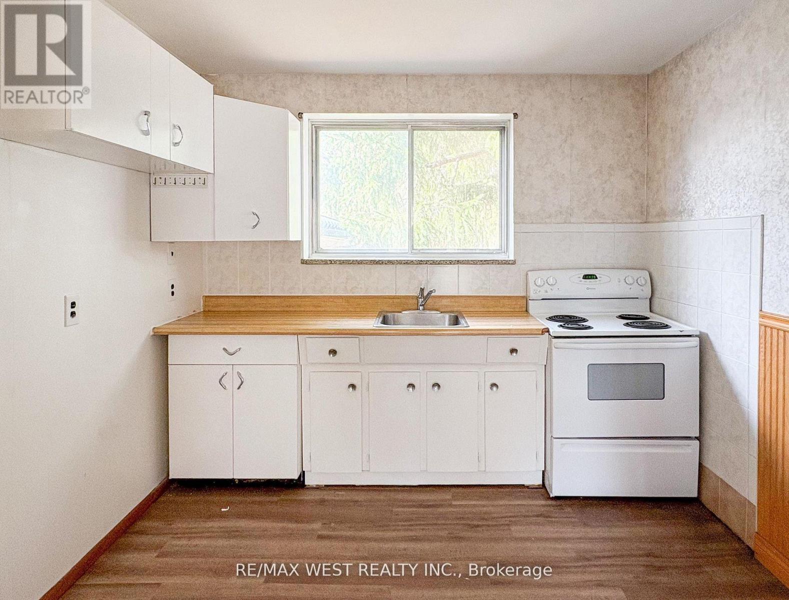 32 Broadleaf Road, Toronto, Ontario  M3B 1C2 - Photo 5 - C12936244