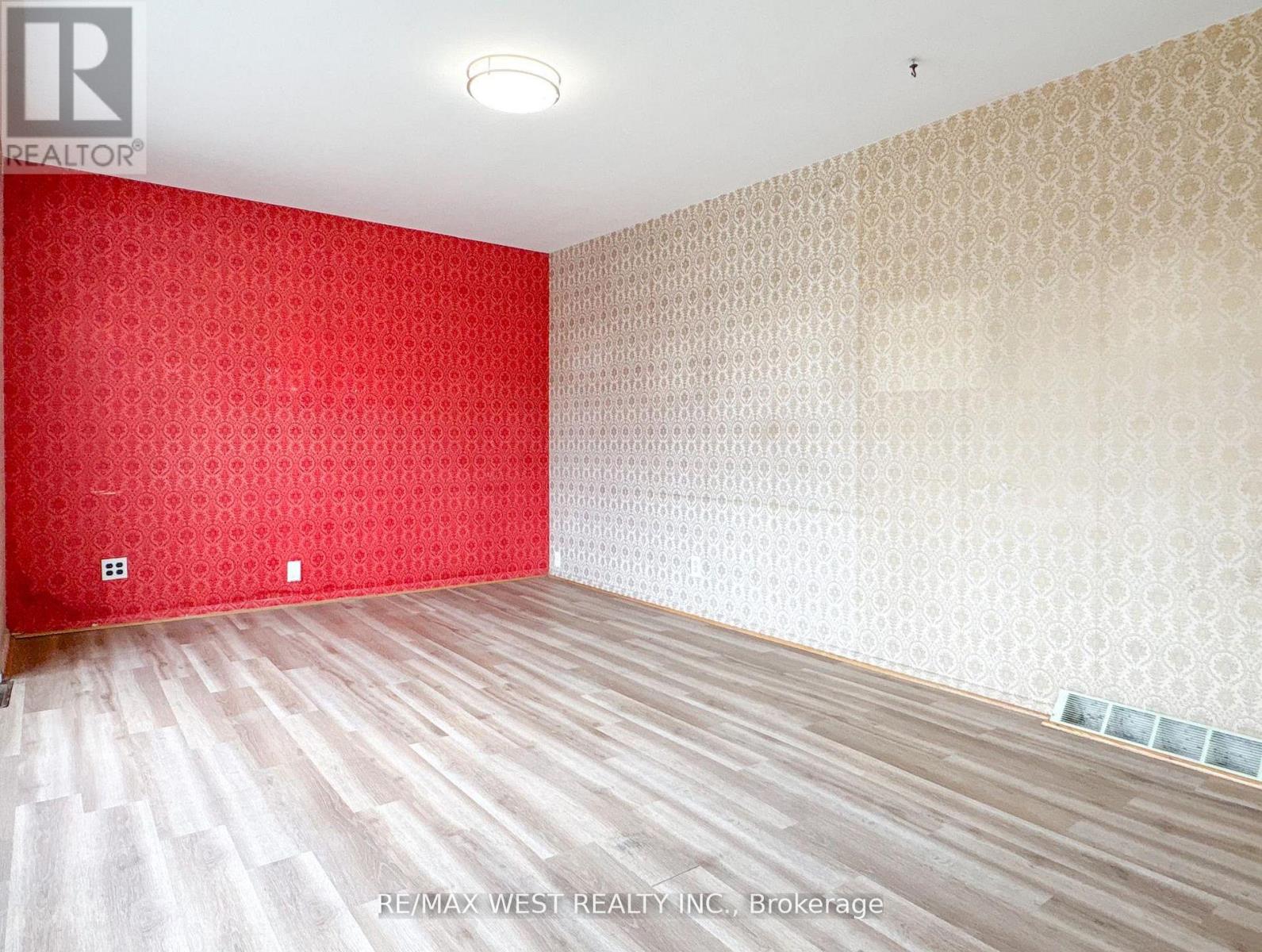 32 Broadleaf Road, Toronto, Ontario  M3B 1C2 - Photo 3 - C12936244