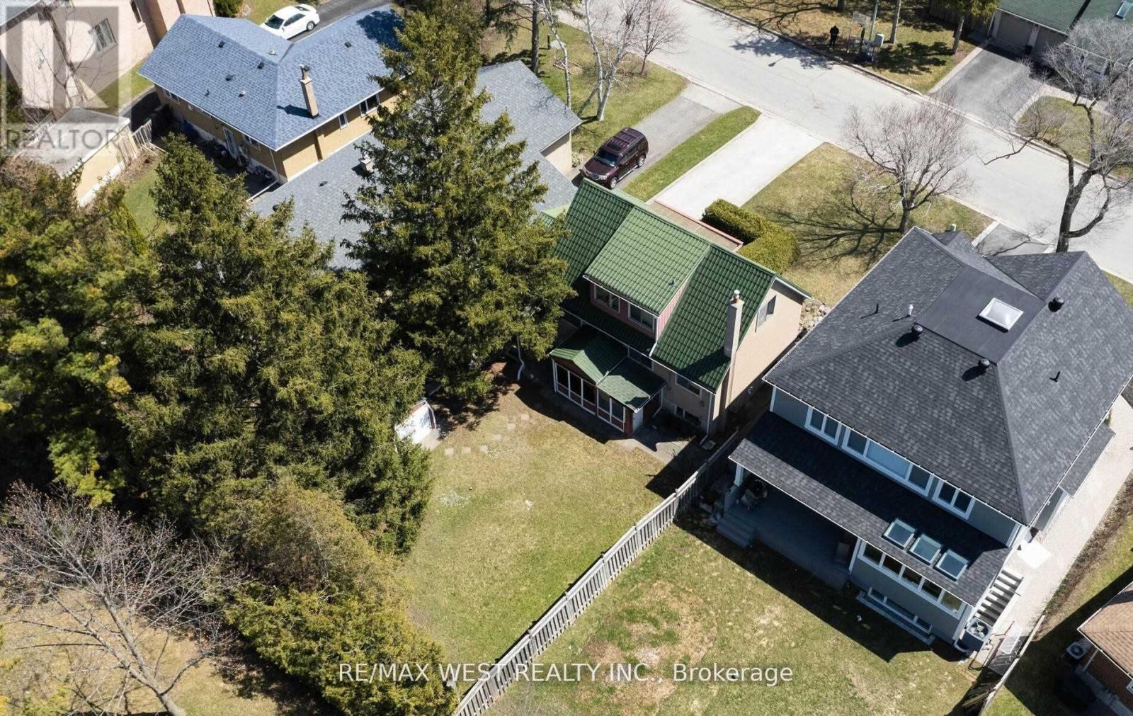 32 Broadleaf Road, Toronto, Ontario  M3B 1C2 - Photo 21 - C12936244