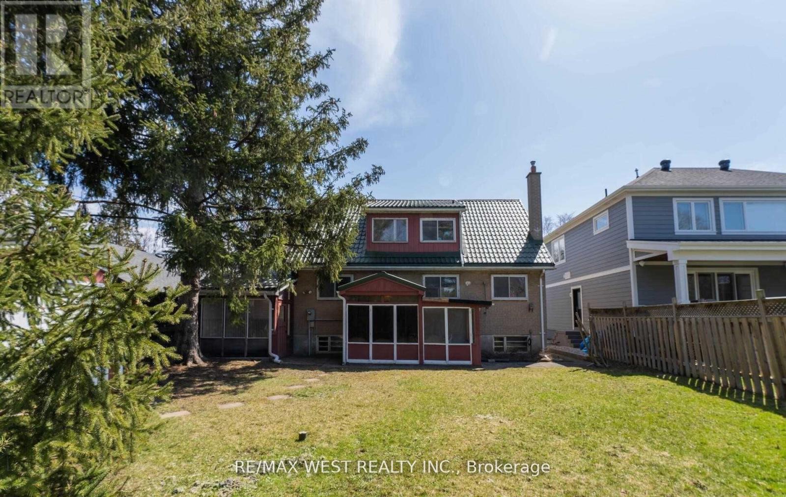 32 Broadleaf Road, Toronto, Ontario  M3B 1C2 - Photo 19 - C12936244