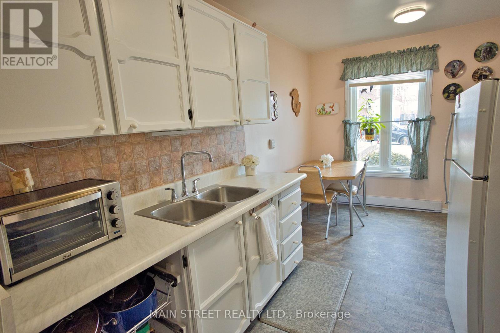 204 Robinson Drive, Newmarket, Ontario  L3Y 5M5 - Photo 5 - N12937708