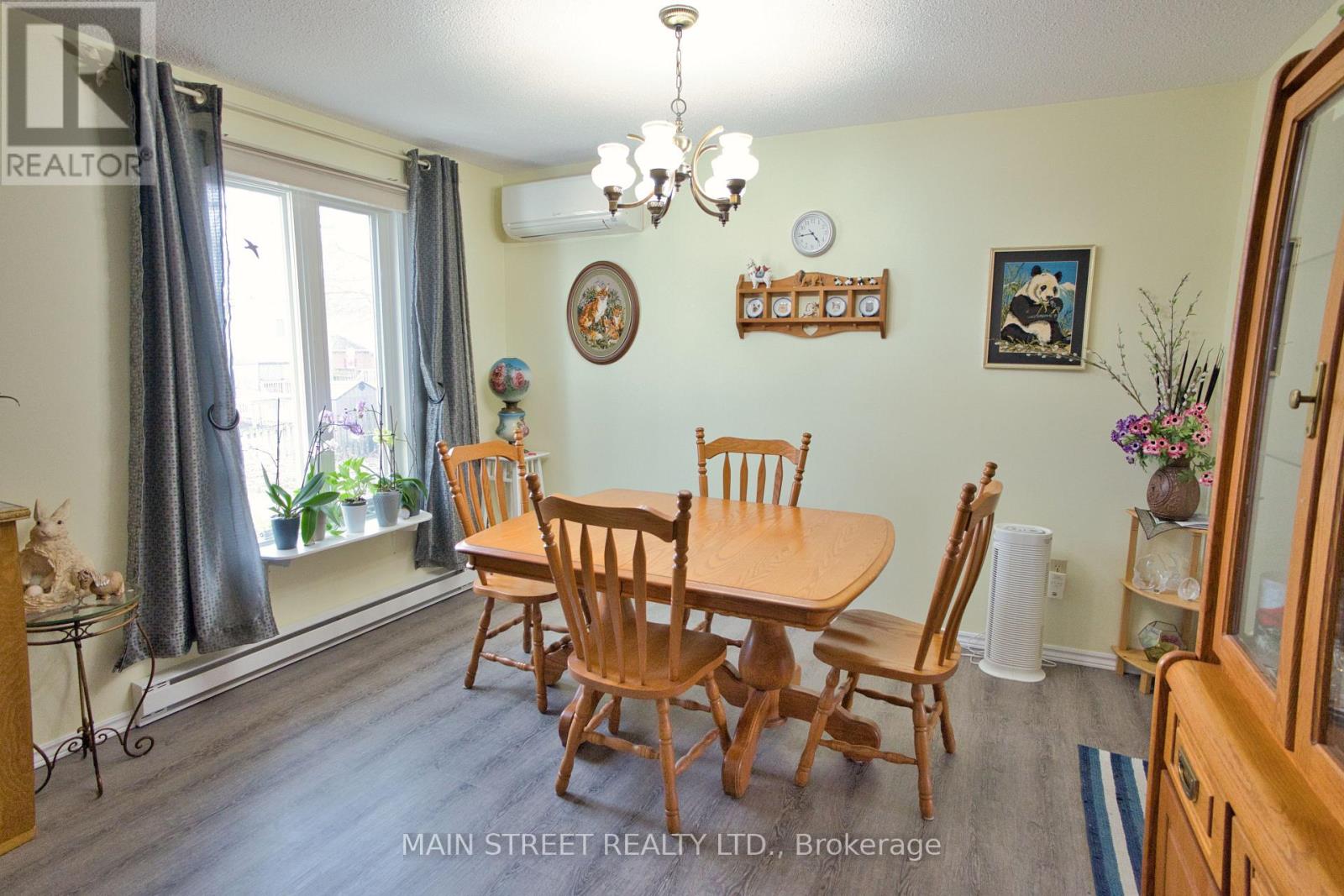 204 Robinson Drive, Newmarket, Ontario  L3Y 5M5 - Photo 3 - N12937708