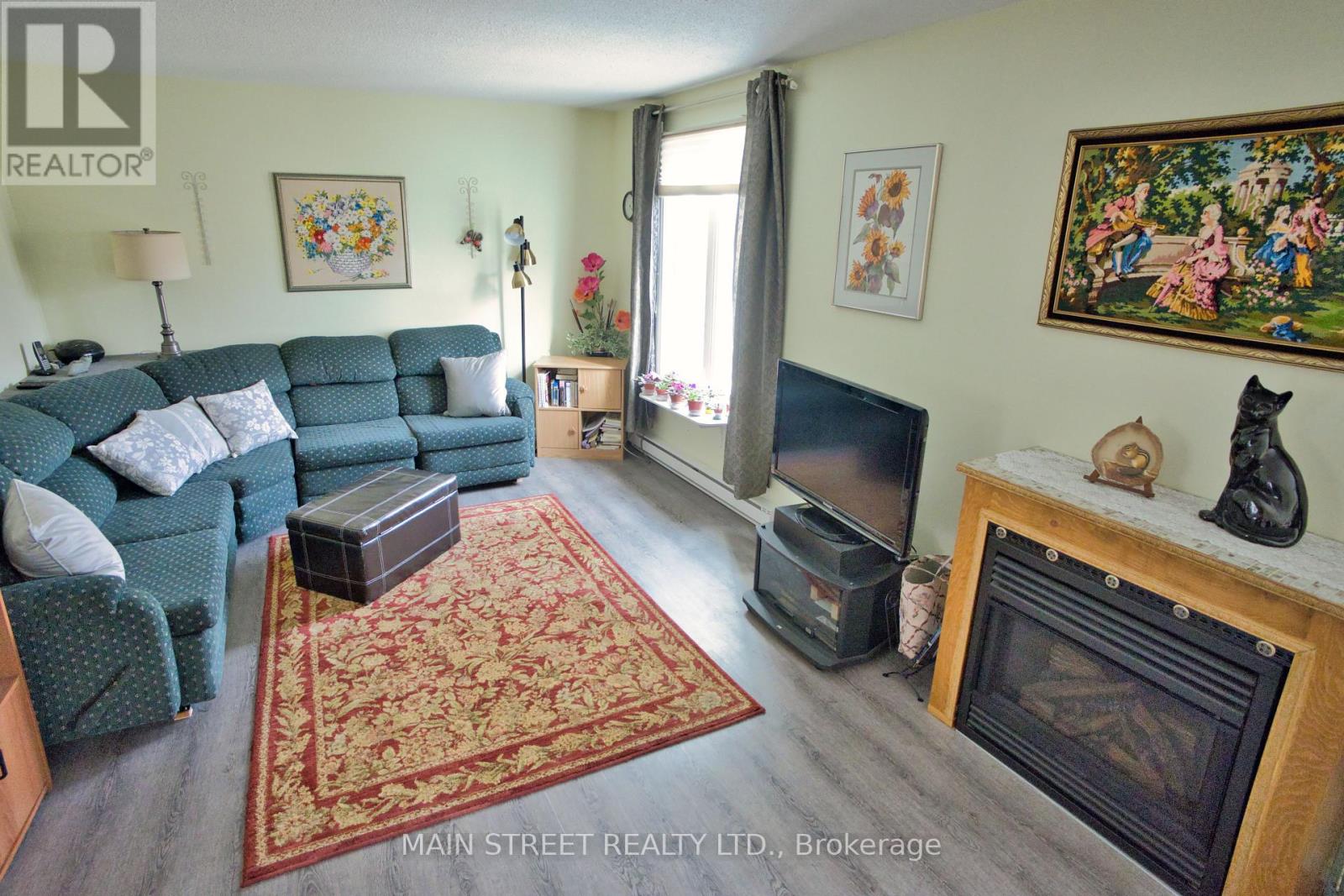 204 Robinson Drive, Newmarket, Ontario  L3Y 5M5 - Photo 2 - N12937708