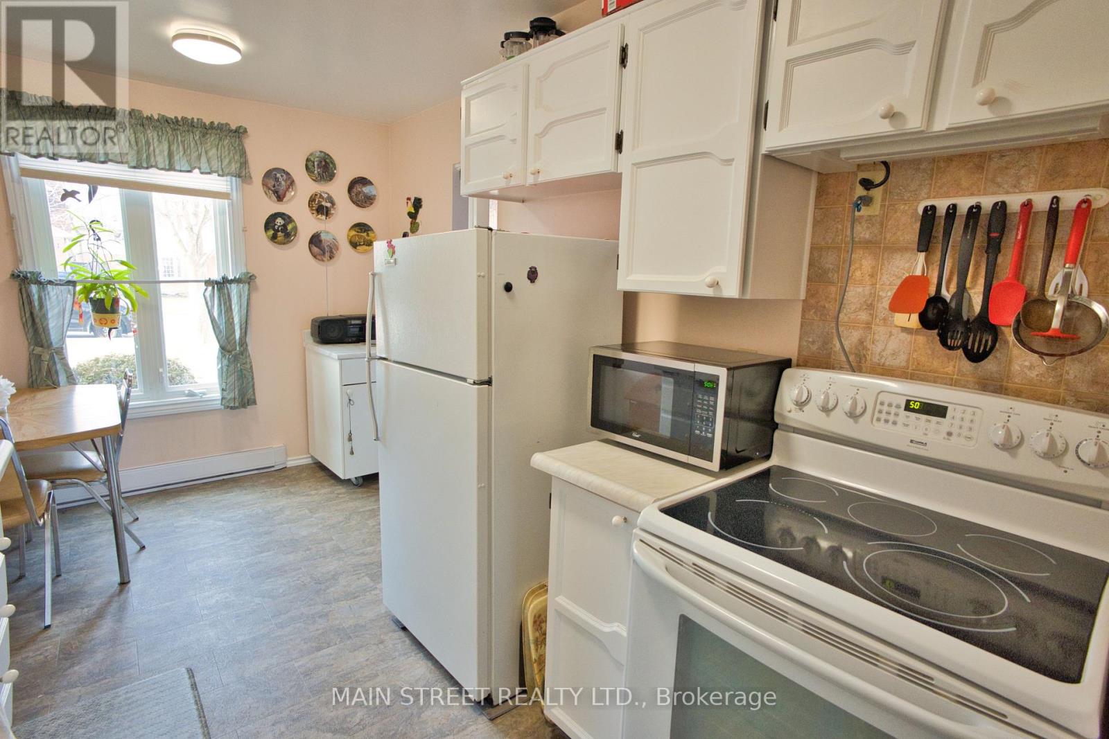 204 Robinson Drive, Newmarket, Ontario  L3Y 5M5 - Photo 4 - N12937708