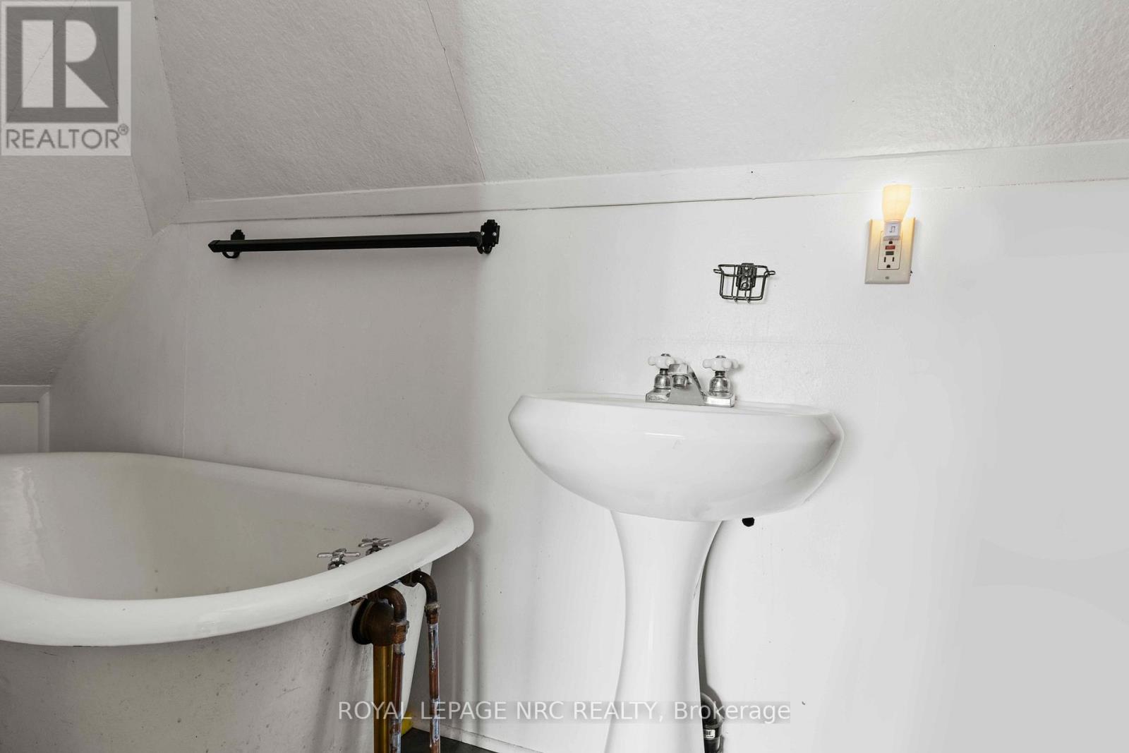 4621 Ellis Street, Niagara Falls, Ontario  L2E 1H8 - Photo 38 - X12938088