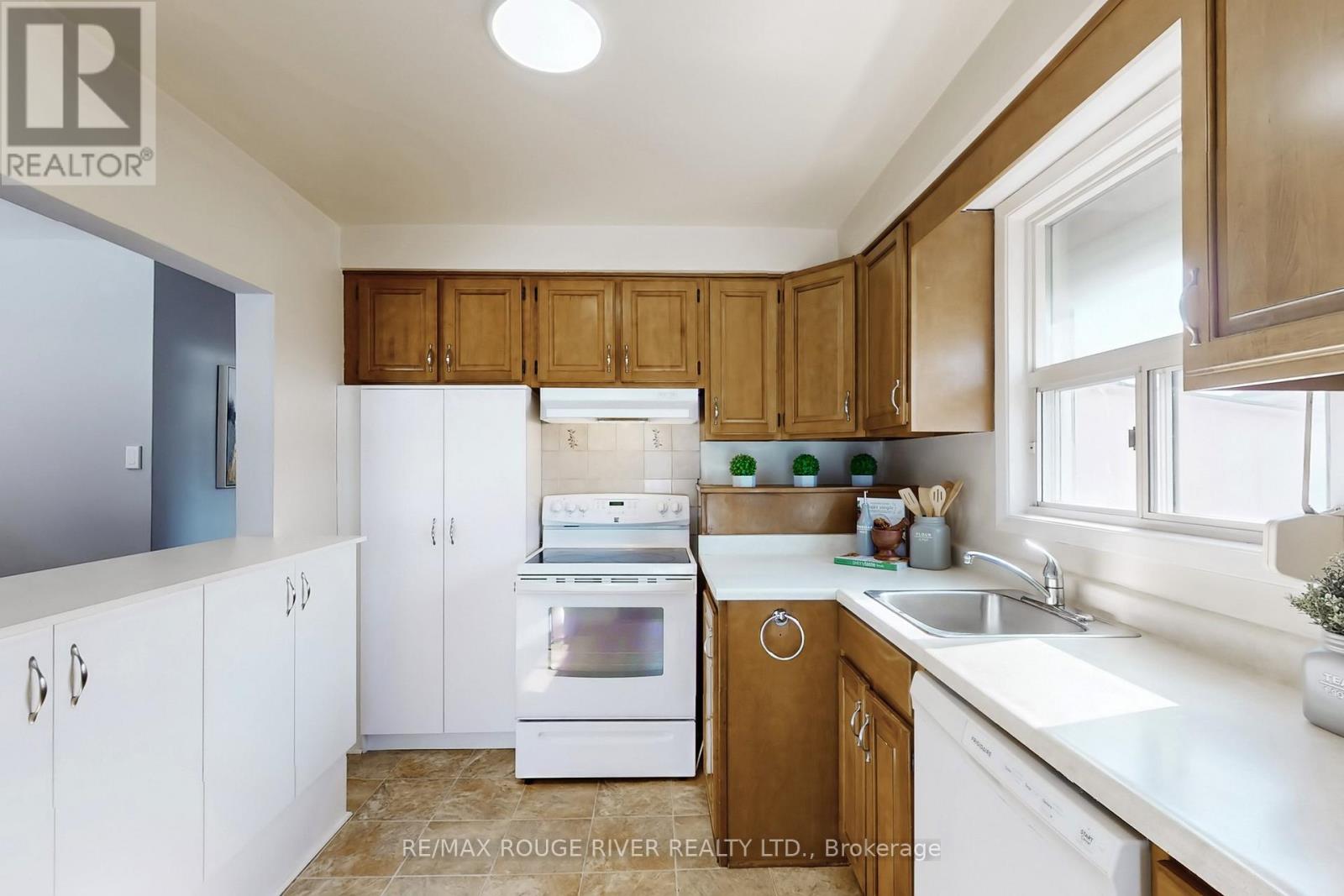 116 Lord Roberts Drive, Toronto, Ontario  M1K 3W8 - Photo 6 - E12938056