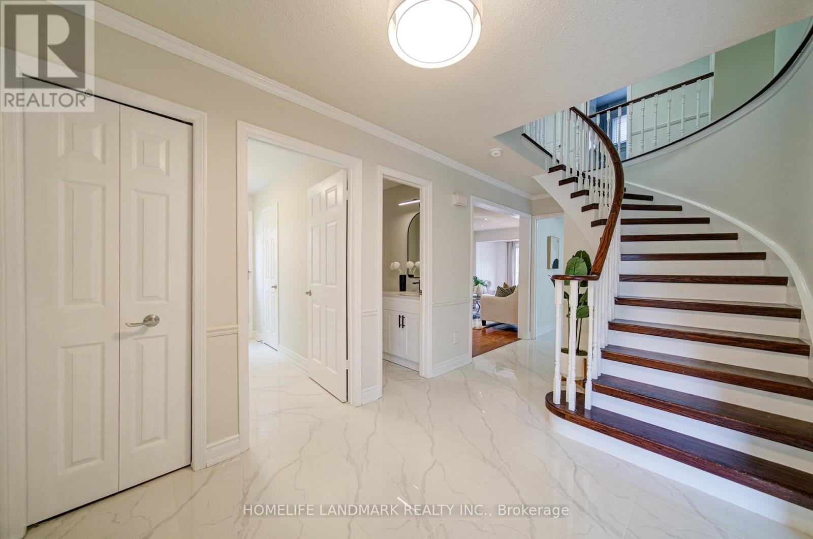 1111 Deer Run, Mississauga (Creditview), Ontario  L5C 3P7 - Photo 6 - W12938010