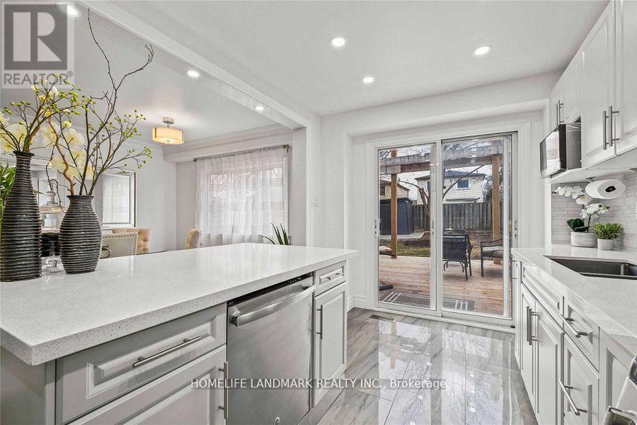 2746 Willowmore Way, Mississauga (Meadowvale), Ontario  L5N 3N9 - Photo 9 - W12938026