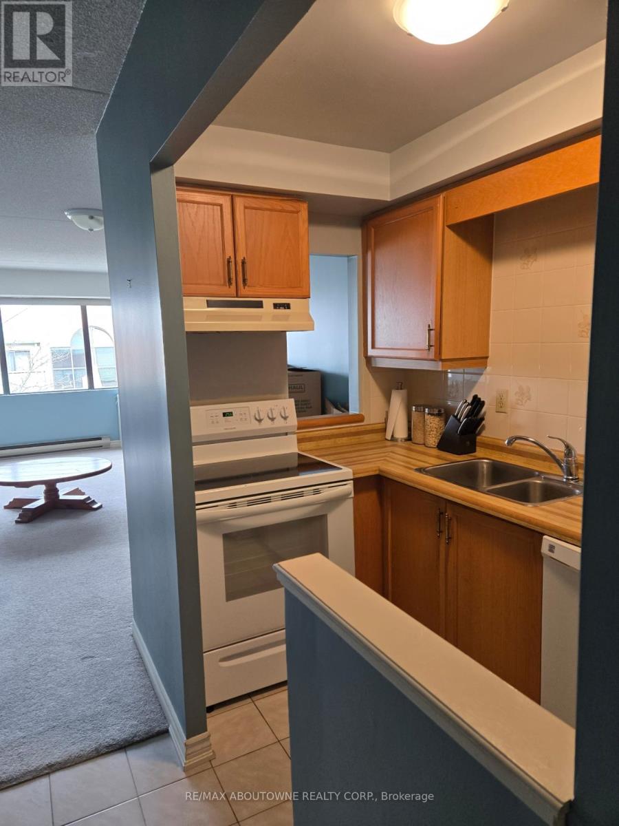 319 - 100 Bronte Road, Oakville, Ontario  L6L 6L5 - Photo 7 - W12938046