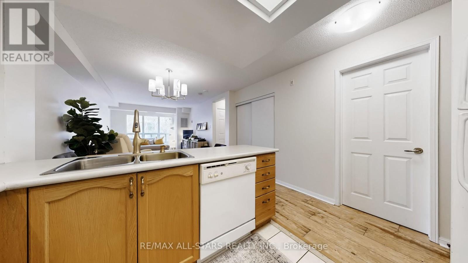 327 - 900 Bogart Mill Trail, Newmarket, Ontario  L3Y 8V5 - Photo 13 - N12938136