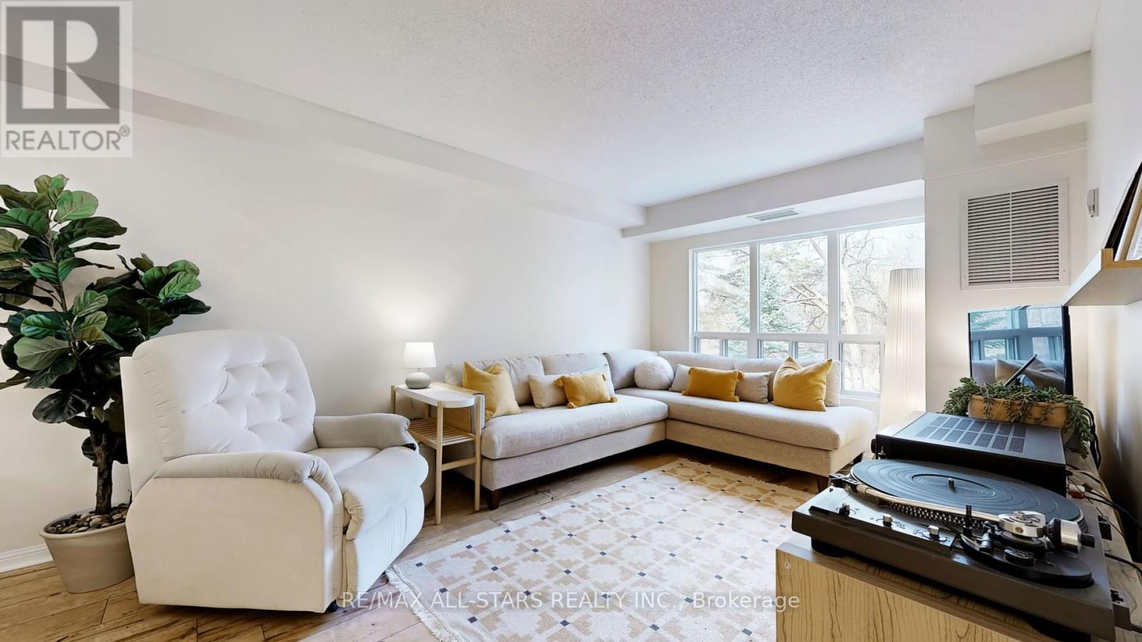 327 - 900 Bogart Mill Trail, Newmarket, Ontario  L3Y 8V5 - Photo 6 - N12938136