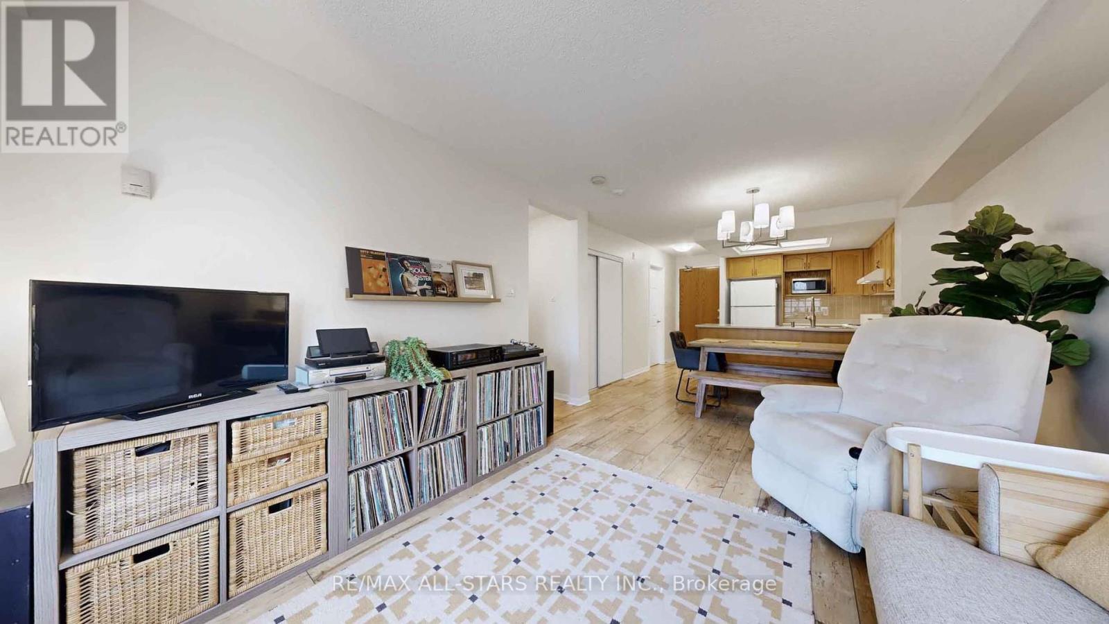 327 - 900 Bogart Mill Trail, Newmarket, Ontario  L3Y 8V5 - Photo 8 - N12938136