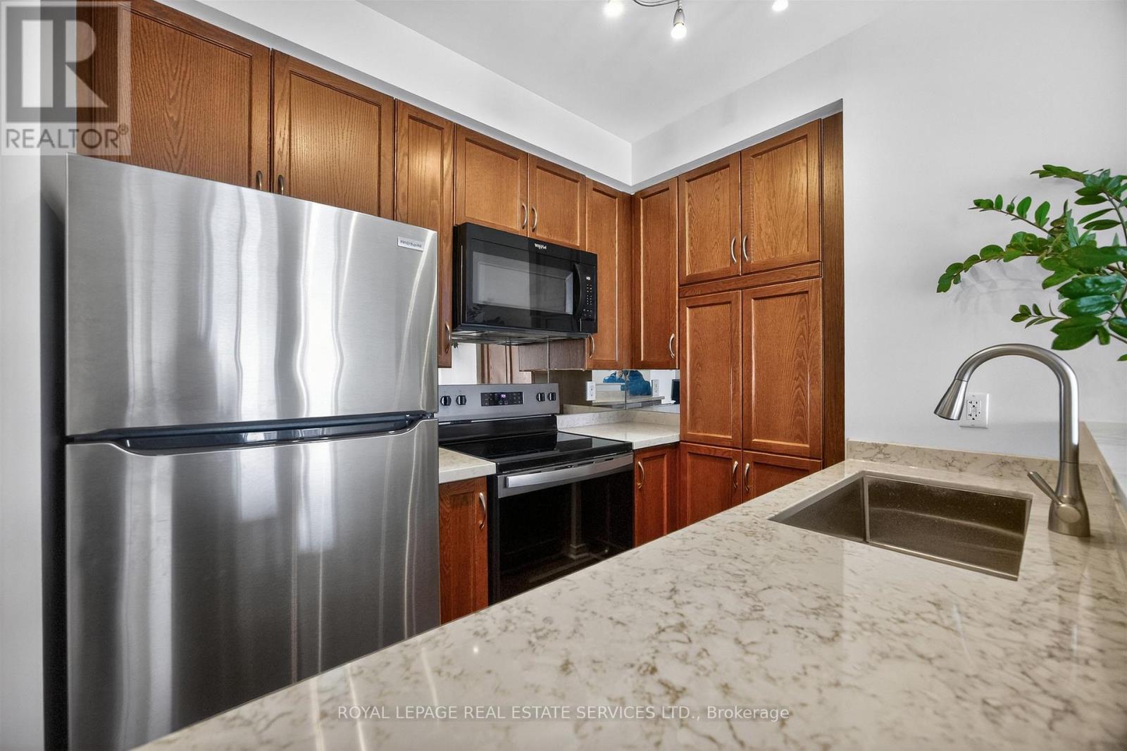 620 - 2495 Dundas Street W, Toronto (High Park North), Ontario  M6P 1X4 - Photo 7 - W12938096