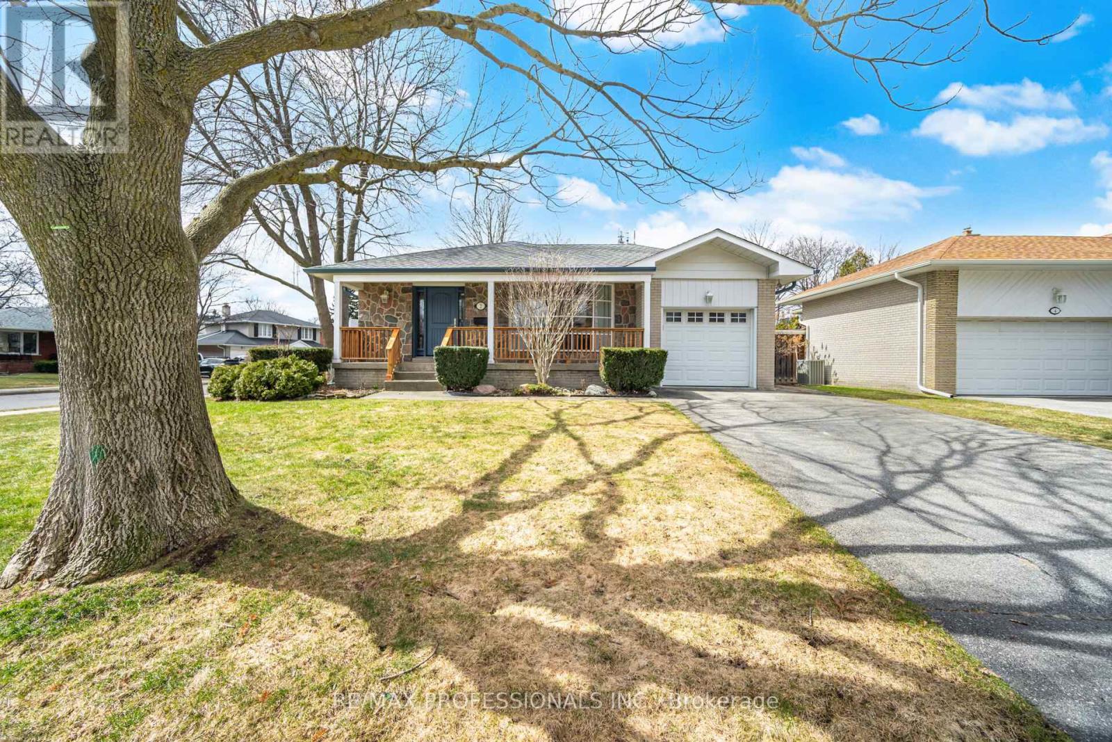 2 THICKET ROAD, Toronto, Ontario