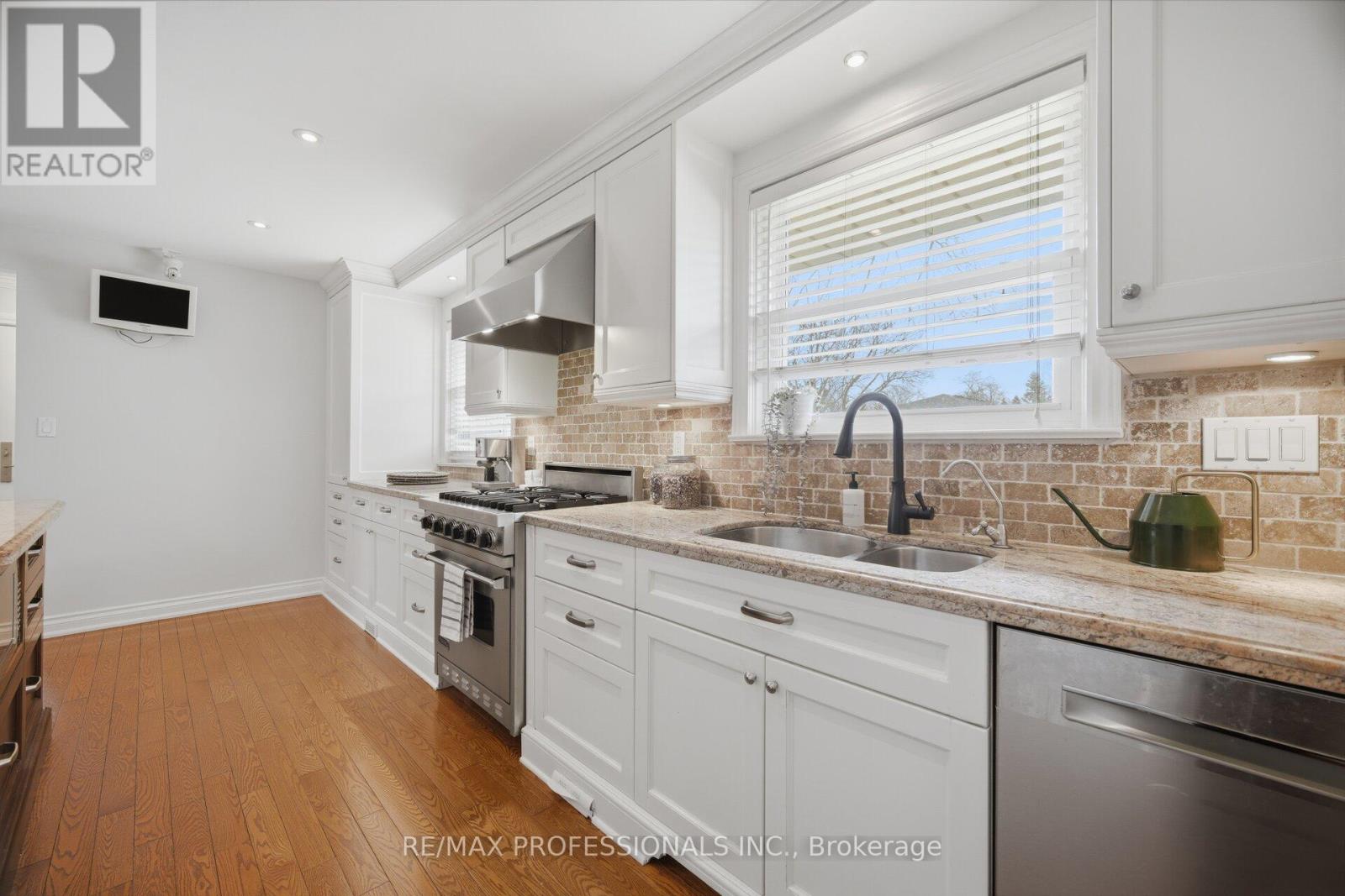 2 Thicket Road, Toronto, Ontario  M9C 2T3 - Photo 14 - W12938128