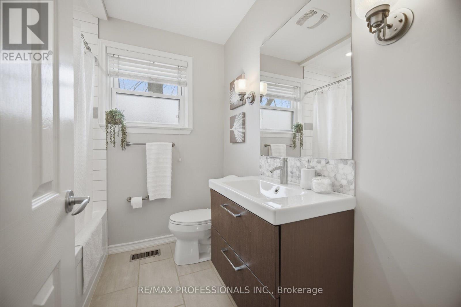 2 Thicket Road, Toronto, Ontario  M9C 2T3 - Photo 24 - W12938128