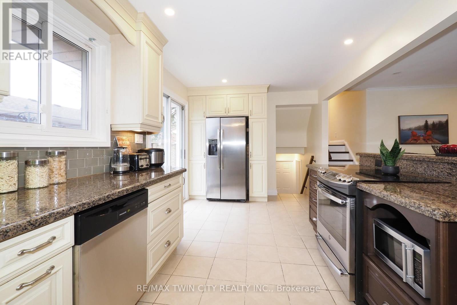 163 Pinegrove Crescent, Waterloo, Ontario  N2L 4T9 - Photo 10 - X12938116