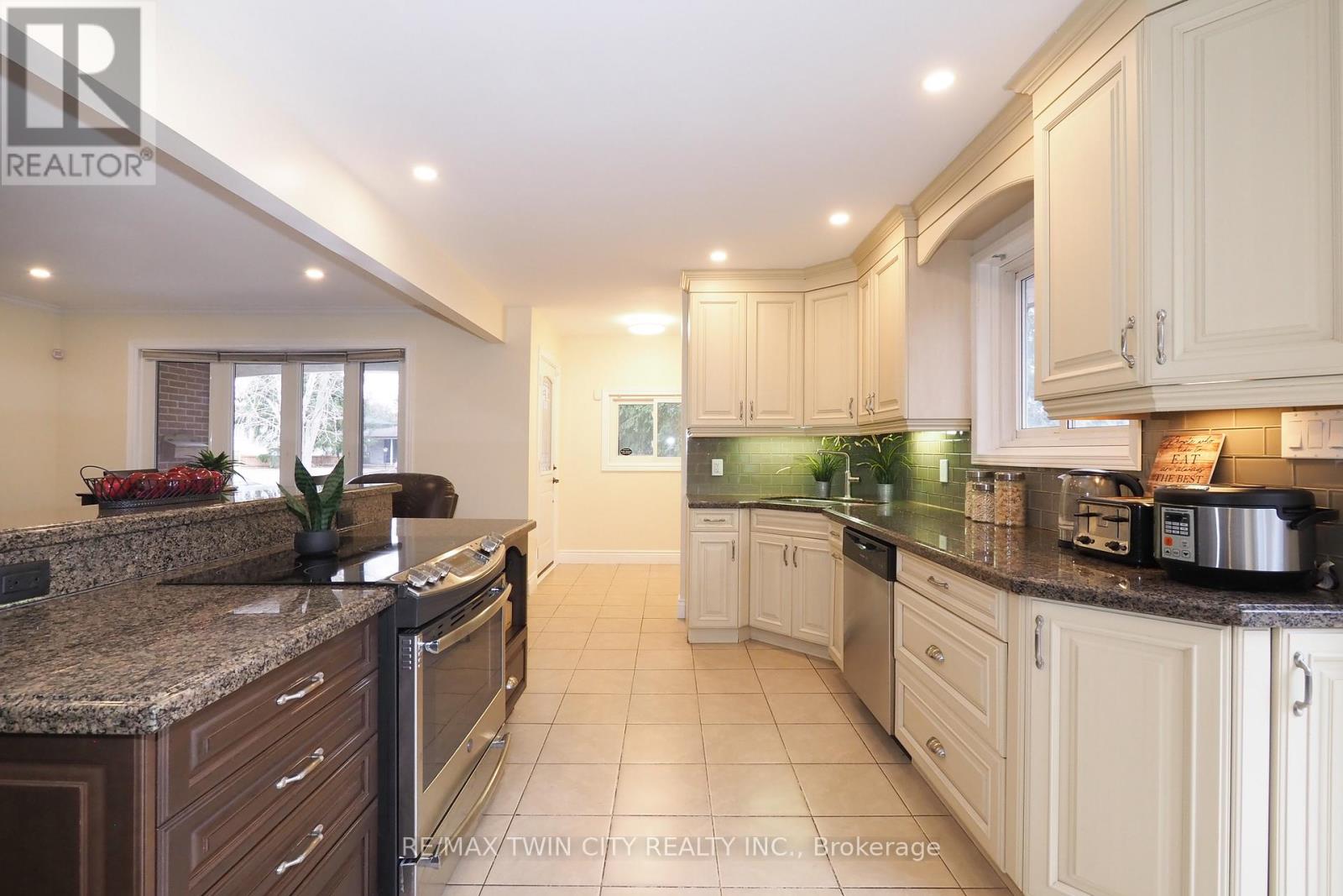 163 Pinegrove Crescent, Waterloo, Ontario  N2L 4T9 - Photo 14 - X12938116