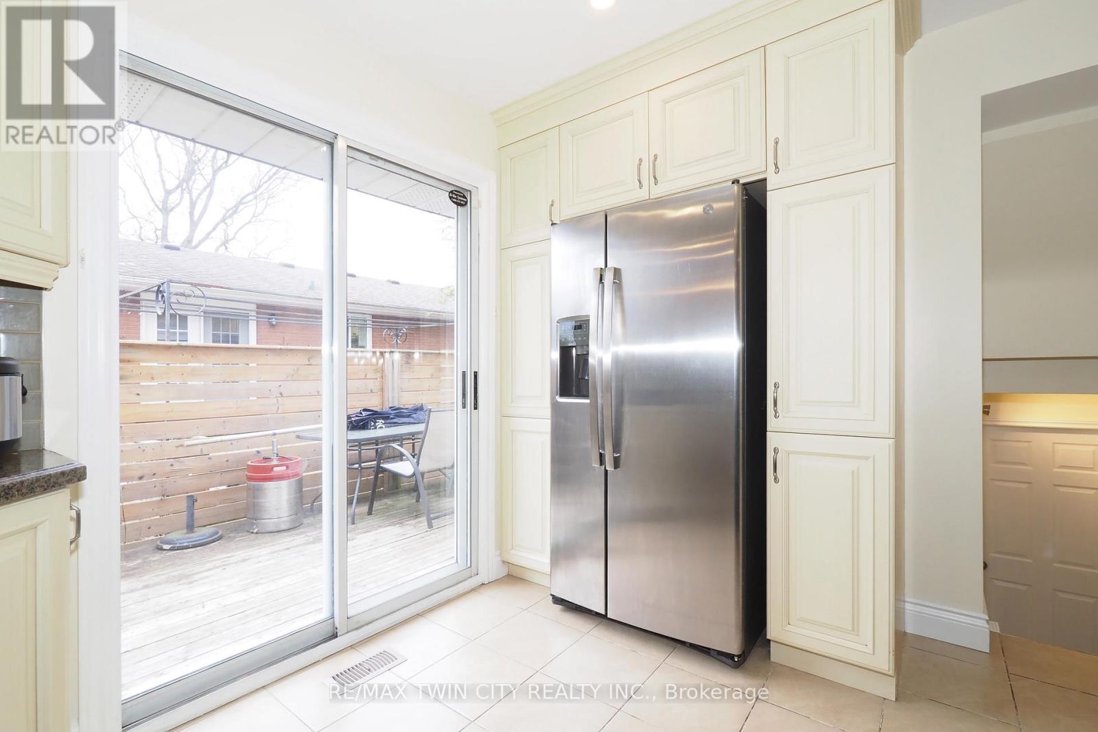 163 Pinegrove Crescent, Waterloo, Ontario  N2L 4T9 - Photo 15 - X12938116