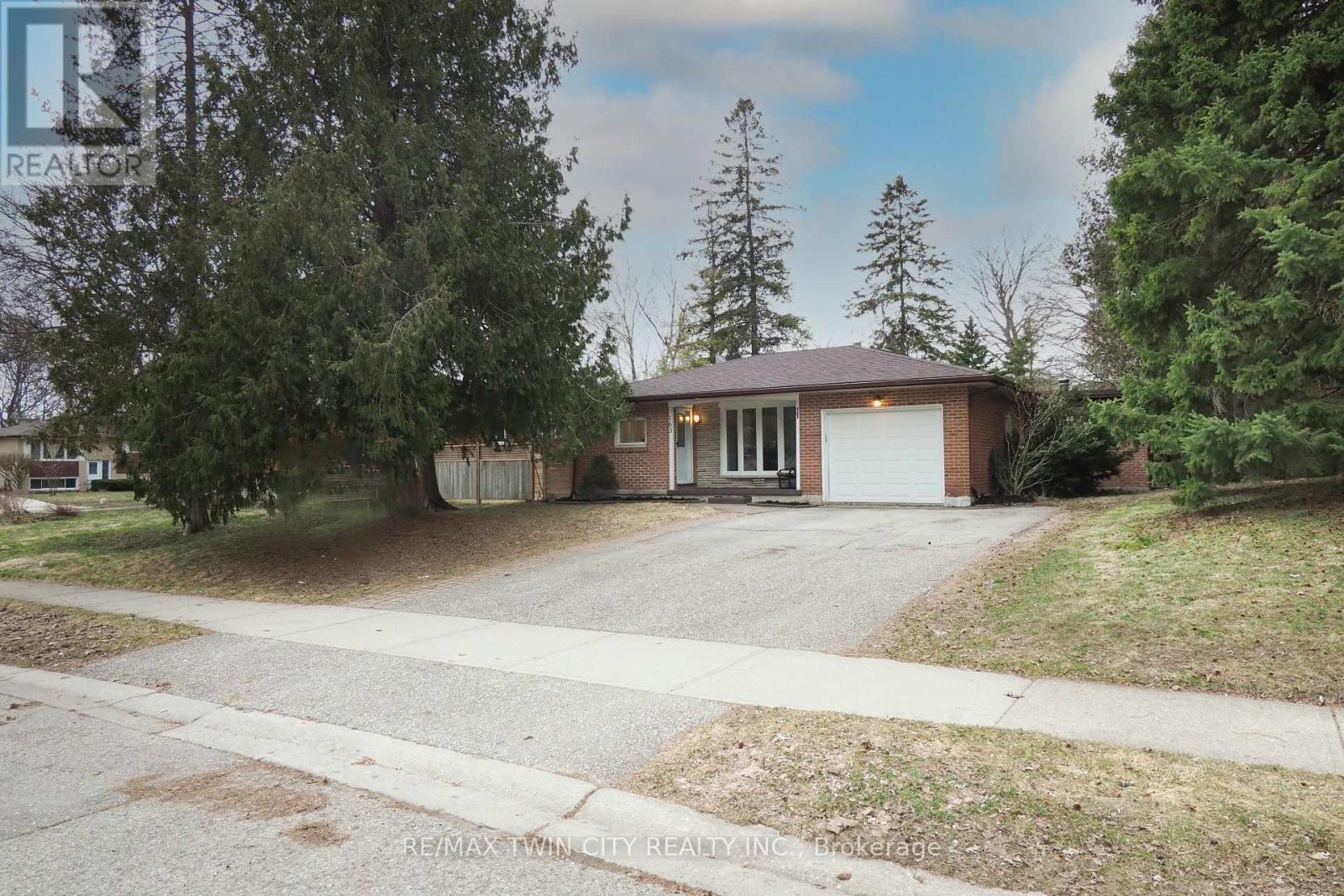 163 Pinegrove Crescent, Waterloo, Ontario  N2L 4T9 - Photo 2 - X12938116