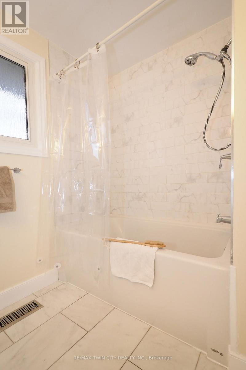 163 Pinegrove Crescent, Waterloo, Ontario  N2L 4T9 - Photo 29 - X12938116