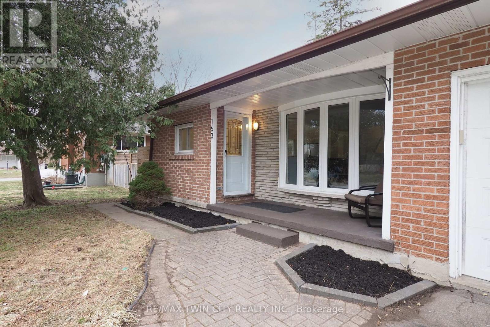 163 Pinegrove Crescent, Waterloo, Ontario  N2L 4T9 - Photo 3 - X12938116