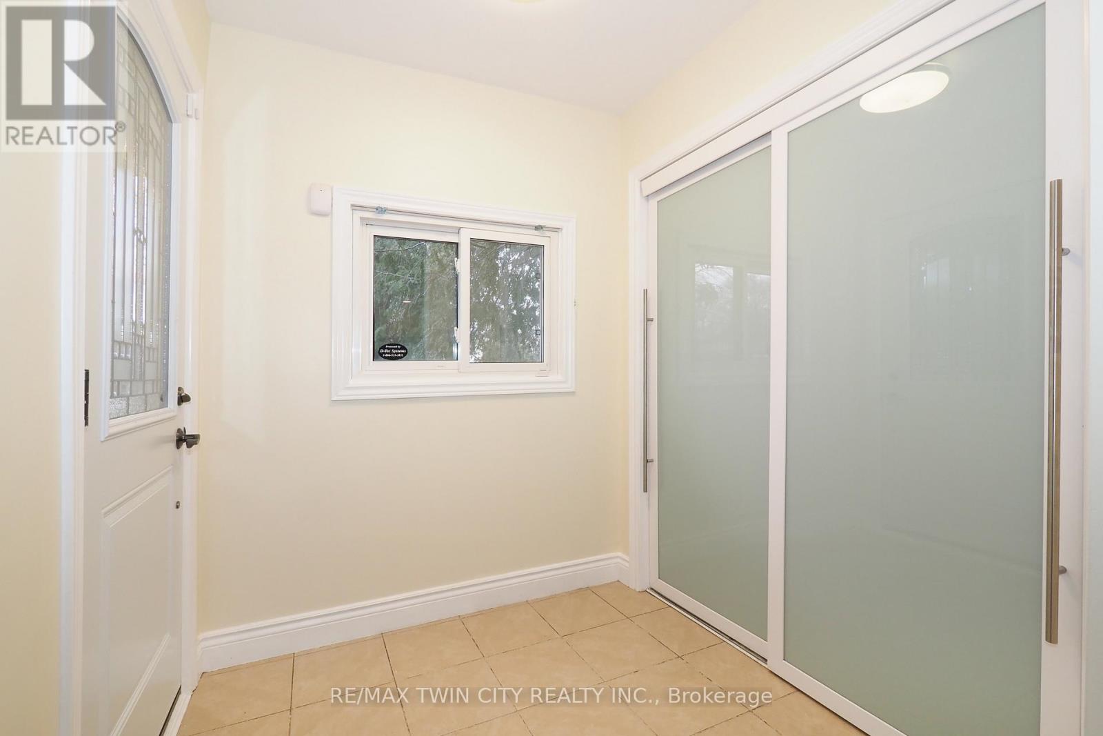 163 Pinegrove Crescent, Waterloo, Ontario  N2L 4T9 - Photo 5 - X12938116