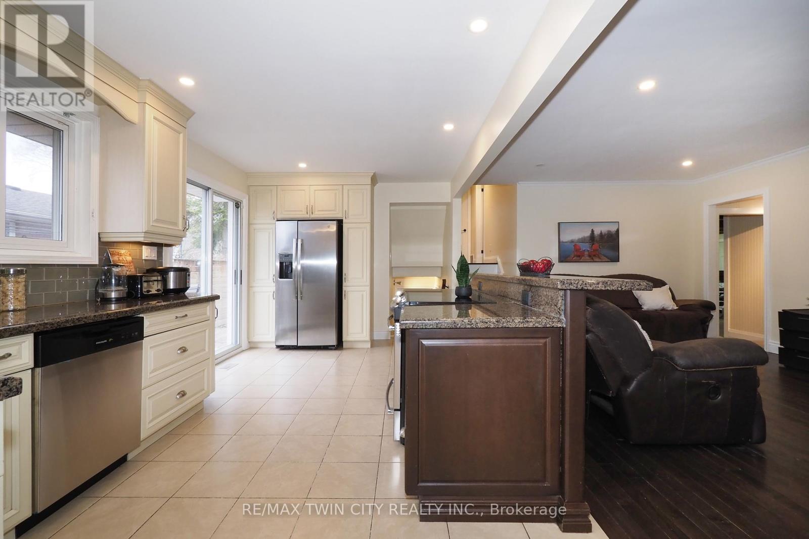 163 Pinegrove Crescent, Waterloo, Ontario  N2L 4T9 - Photo 6 - X12938116