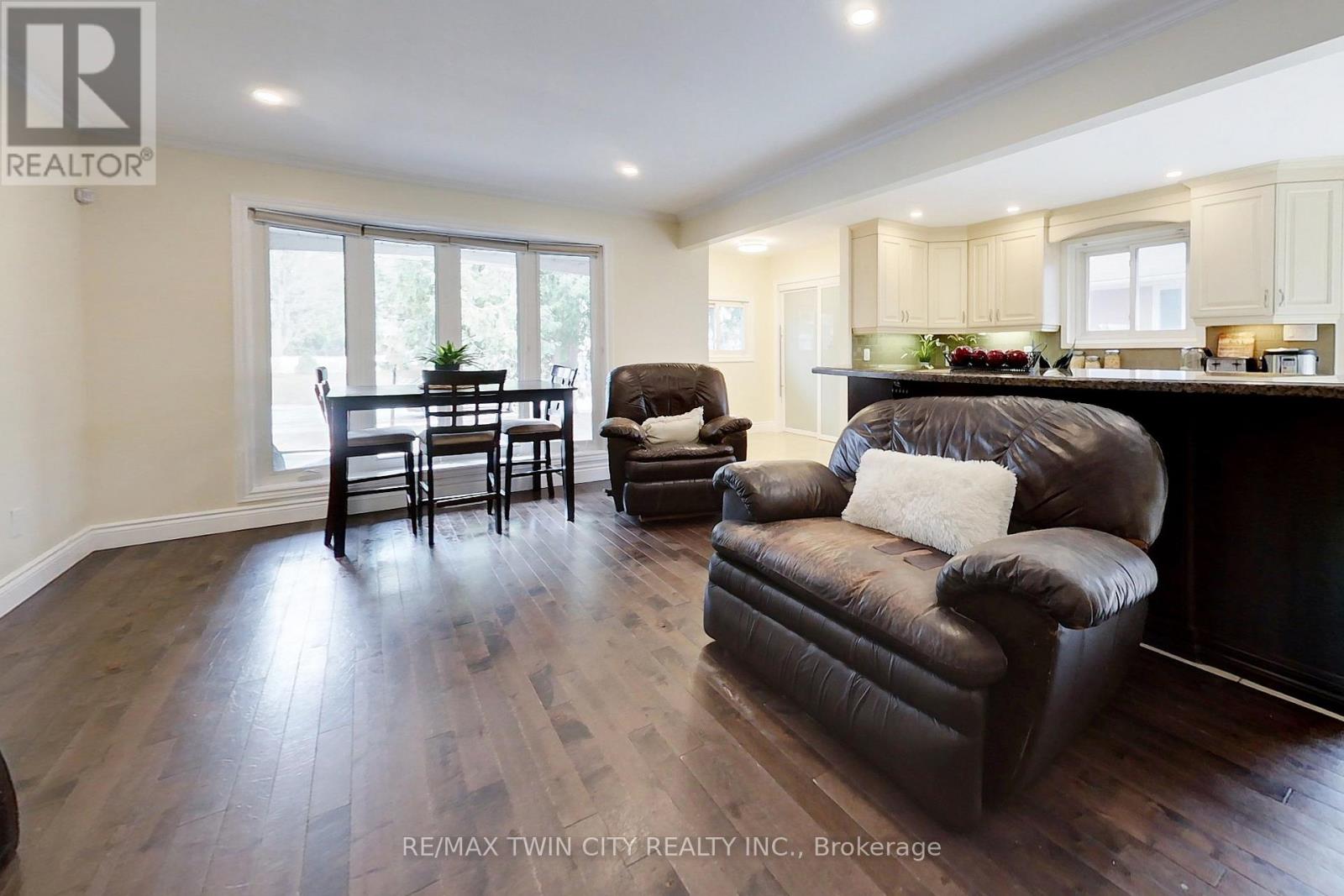 163 Pinegrove Crescent, Waterloo, Ontario  N2L 4T9 - Photo 8 - X12938116