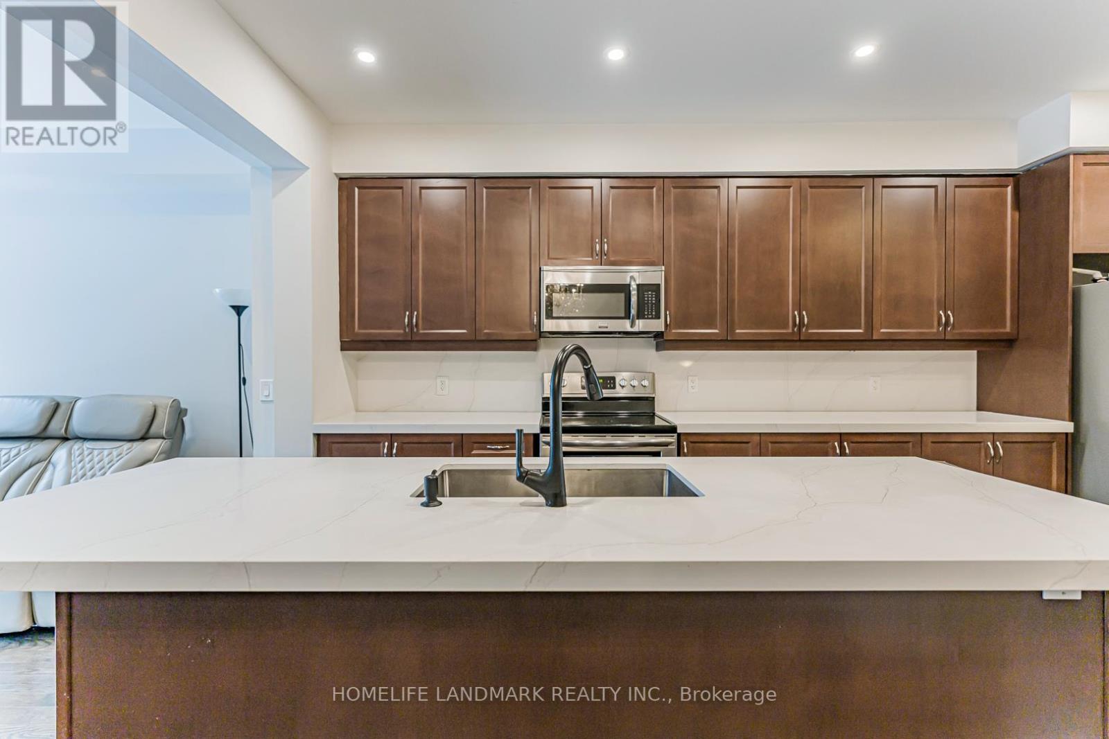 62 Helliwell Crescent, Richmond Hill, Ontario  L4E 1C7 - Photo 11 - N12938188