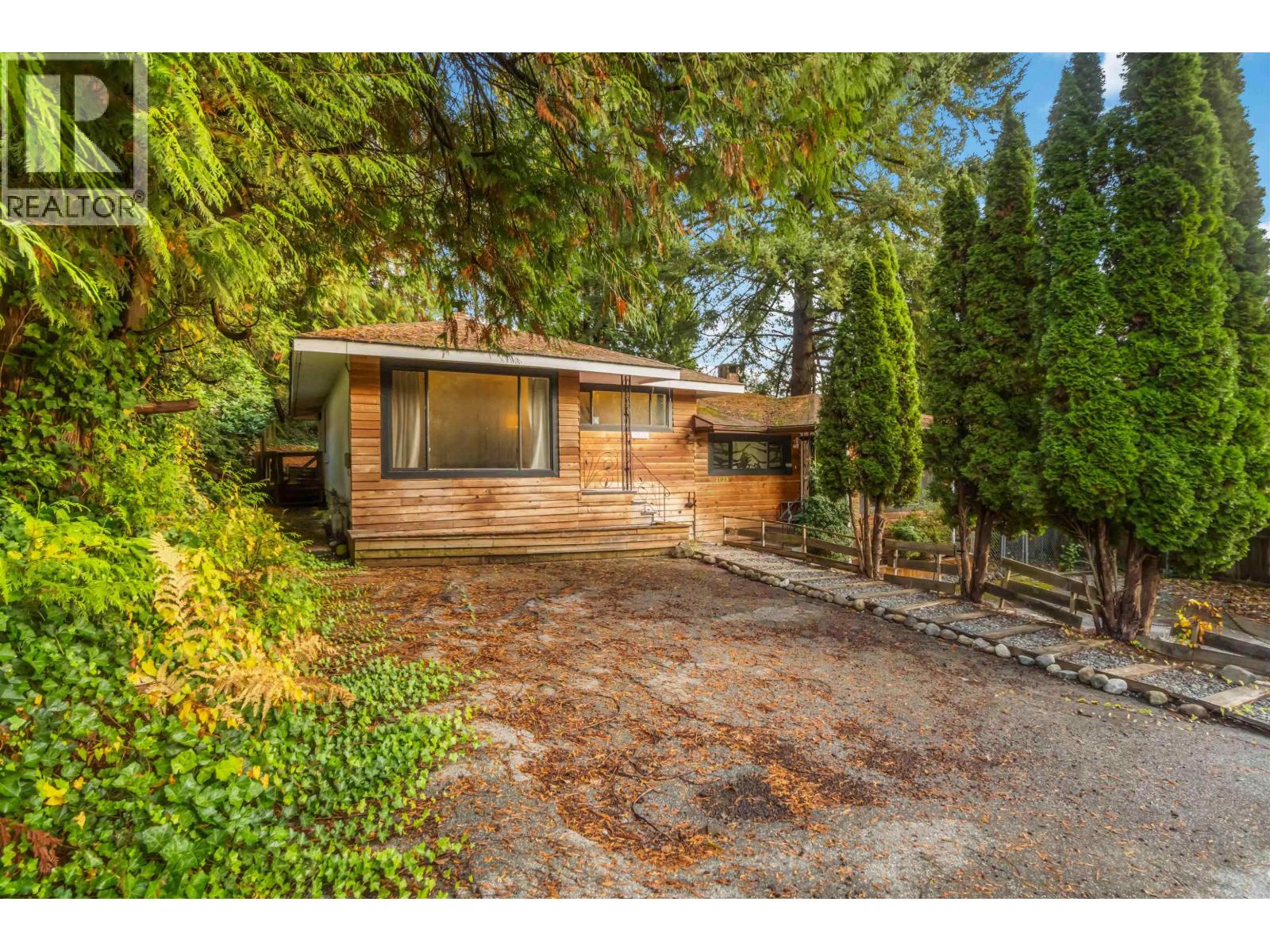 2026 2028 Columbia Street, Port Moody, British Columbia  V3H 1W7 - Photo 3 - R3105135