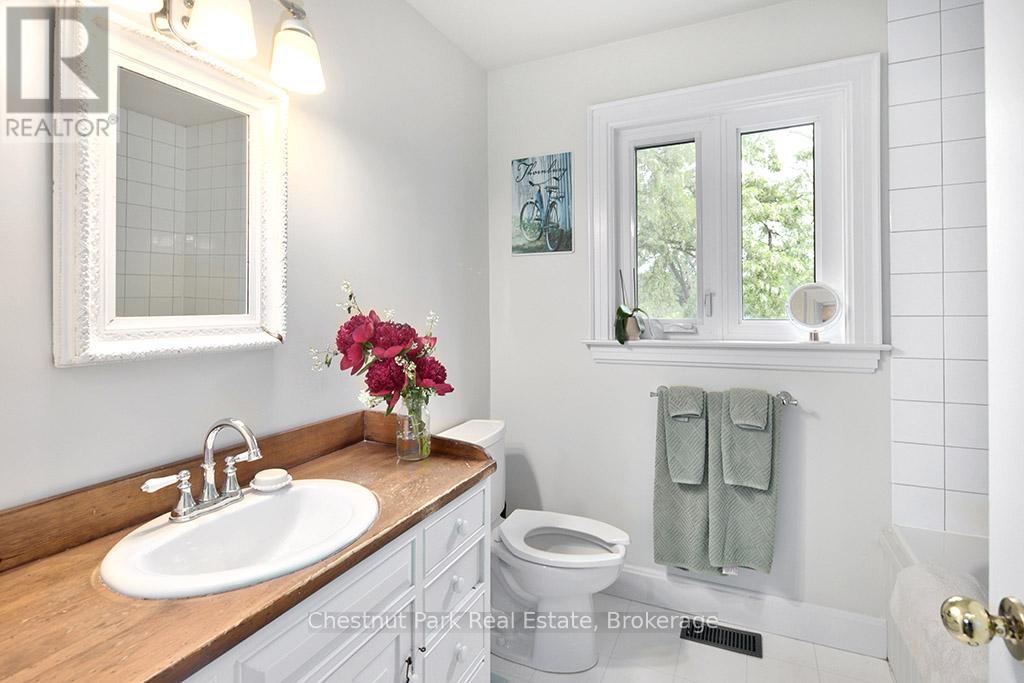 114 Clark Street, Blue Mountains, Ontario  N0H 1J0 - Photo 21 - X12938276