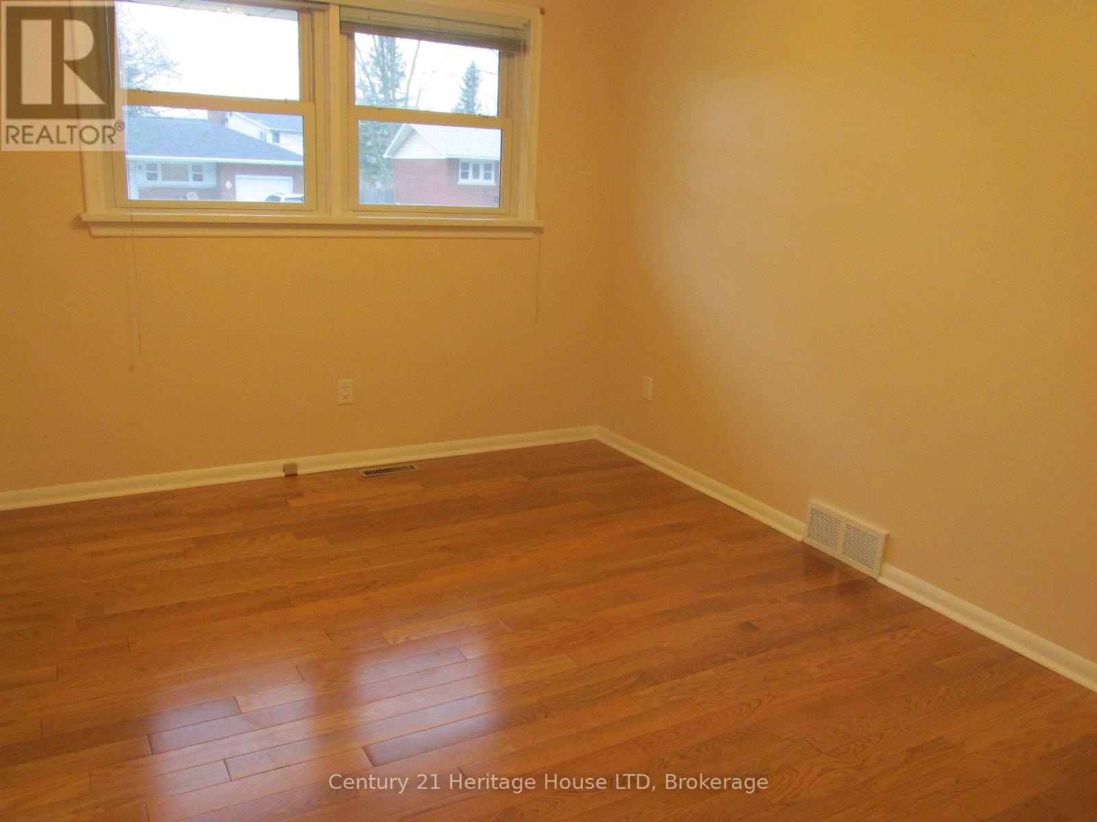 6 East Hampton Road, St. Catharines, Ontario  L2T 3E1 - Photo 13 - X12938284