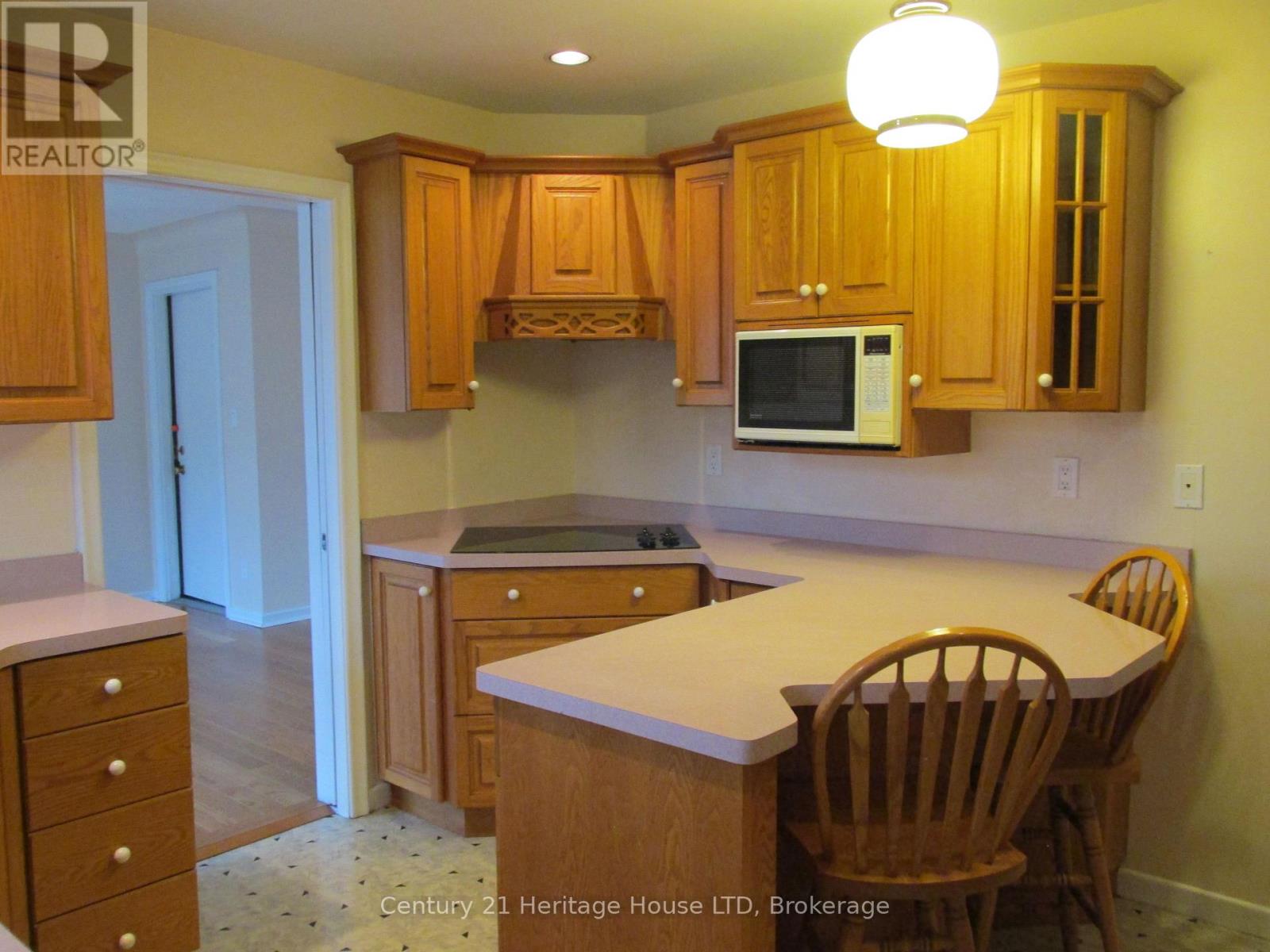 6 East Hampton Road, St. Catharines, Ontario  L2T 3E1 - Photo 6 - X12938284