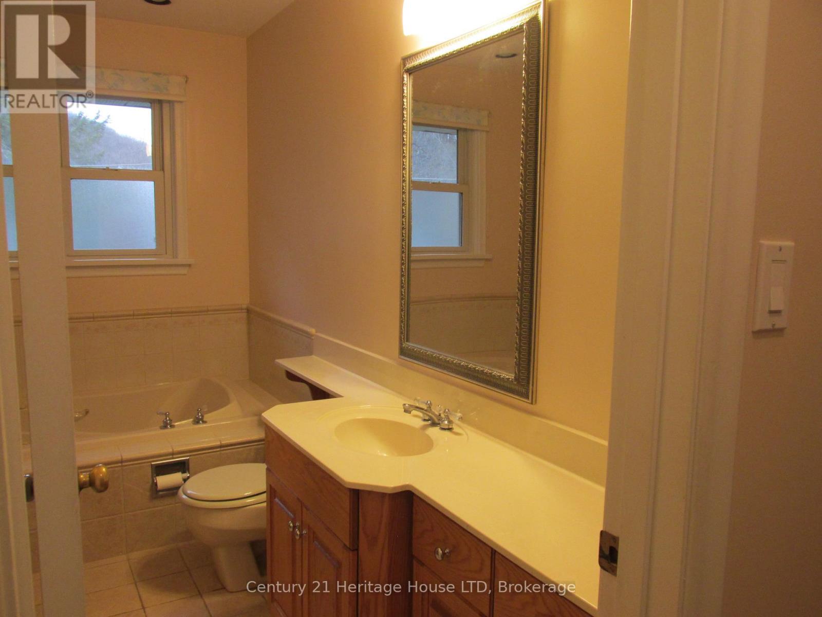 6 East Hampton Road, St. Catharines, Ontario  L2T 3E1 - Photo 8 - X12938284