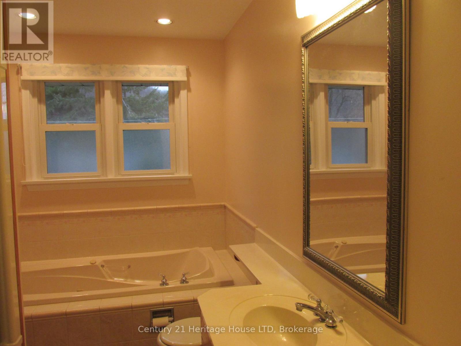 6 East Hampton Road, St. Catharines, Ontario  L2T 3E1 - Photo 9 - X12938284