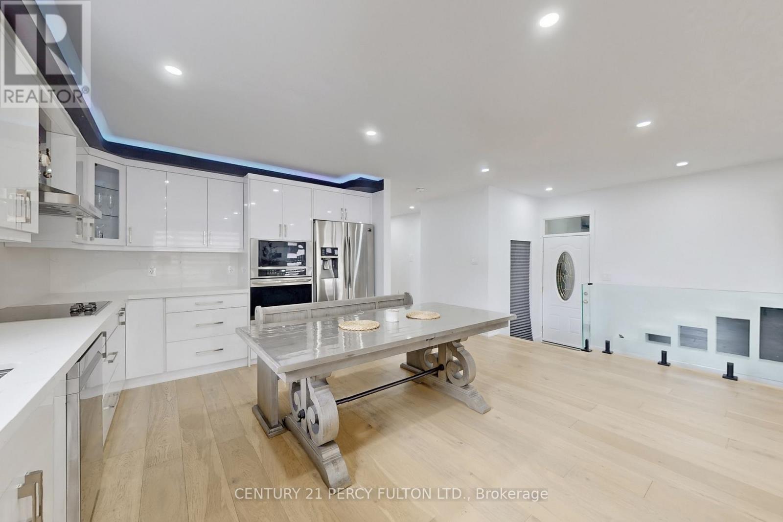 26 Farley Crescent, Toronto, Ontario  M9R 2A6 - Photo 11 - W12938218